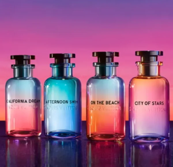 Flakony perfum Louis Vuitton z serii City of Stars, prezentujący nuty zachodzącego słońca w swoim gradientowym zabarwieniu, z eleganckim czarnym korkiem i wyraźną nazwą.