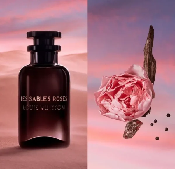Obraz podzielony na dwie części. Po lewej stronie flakon perfum LV Les Sables Roses na tle pustyni o zachodzie słońca. Po prawej stronie, na tym samym tle, unoszą się składniki zapachu: różowy kwiat róży, kawałek drewna agarowego (oud) i ziarenka pieprzu.