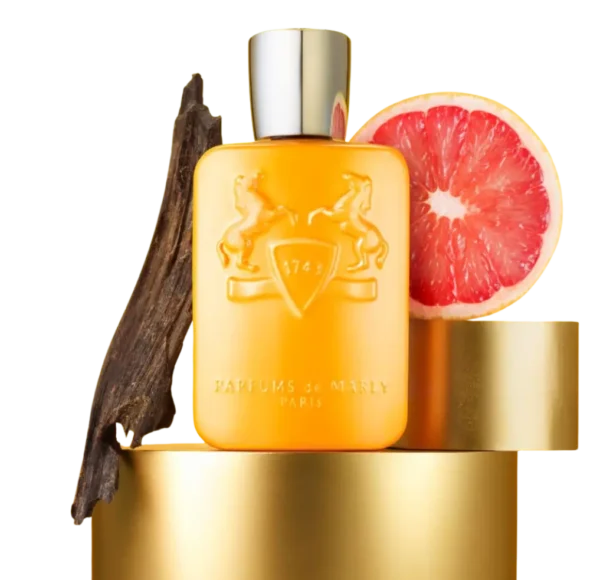 Flakon perfum Parfums de Marly Perseus, elegancki, w jasnym żółtym kolorze, z widocznym logo marki i nazwą.