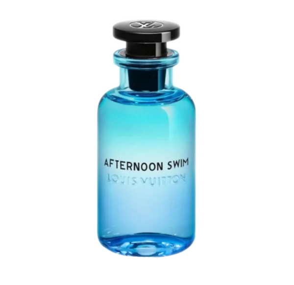 Flakon perfum Louis Vuitton Afternoon Swim w jasnoniebieskim kolorze, z czarnym korkiem z logo LV, z widocznym napisem Afternoon Swim i Louis Vuitton.
