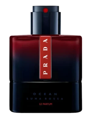 Flakon perfum Prada Luna Rossa Ocean Le Parfum, z gradientem od czerwieni do granatu, z pionowym, czerwonym paskiem z napisem PRADA i ciemnym korkiem z czerwoną kropką.