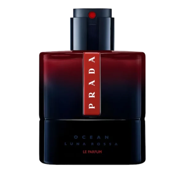 Flakon perfum Prada Luna Rossa Ocean Le Parfum, z gradientem od czerwieni do granatu, z pionowym, czerwonym paskiem z napisem PRADA i ciemnym korkiem z czerwoną kropką.