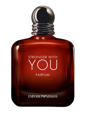 Flakon perfum Giorgio Armani Stronger With You Parfum, kwadratowy, wykonany z ciemnoczerwonego, przezroczystego szkła, z czarnym korkiem o falistym kształcie, z widocznym napisem Stronger With You i Emporio Armani.
