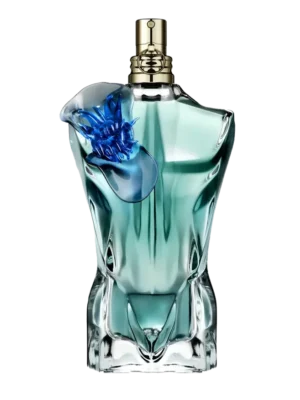 Jean-Paul-Gaultier-Le-Beau-Flower-Edition-perfumy.webp (Pojedynczy flakon): Flakon perfum Jean Paul Gaultier Le Beau Flower Edition w kształcie męskiego torsu, turkusowo-zielony, z przezroczystą podstawą, złotym korkiem i niebieskim kwiatem na szyjce.