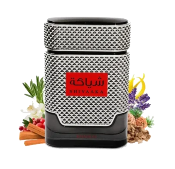 Flakon perfum Khadlaj Shiyaaka Silver otoczony suszonymi składnikami zapachowymi, takimi jak laski cynamonu, czerwone jagody, białe i fioletowe kwiaty oraz zielone liście.