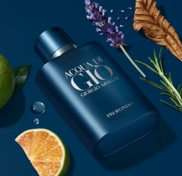 Ciemnogranatowy flakon perfum Giorgio Armani Acqua di Gio Profondo częściowo zanurzony w wodzie, z widocznymi falami i refleksami światła, oraz częścią napisu ACQUA DI GIO na butelce.