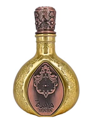 Flakon perfum Lattafa Masa, w kształcie pękatej, złotej butelki z miedzianą, rzeźbioną etykietą i ornamentowym korkiem z motywem kwiatowym.