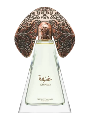 Flakon perfum Lattafa Niche Emarati Ghinwa, o przezroczystym, trójkątnym kształcie, z jasnym płynem i dużym, rzeźbionym korkiem w kształcie wachlarza w kolorze miedzianym.