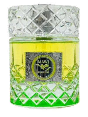 Flakon perfum Paris Corner Mawj Appletini, o prostokątnym kształcie i diamentowym wzorze, z żółto-zielonym płynem, srebrną etykietą i przezroczystym, rzeźbionym korkiem.
