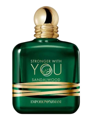 Zielony flakon perfum Emporio Armani Stronger with You Sandalwood, z dwiema złotymi, falistymi opaskami i złotym, okrągłym korkiem, na czarnym tle.