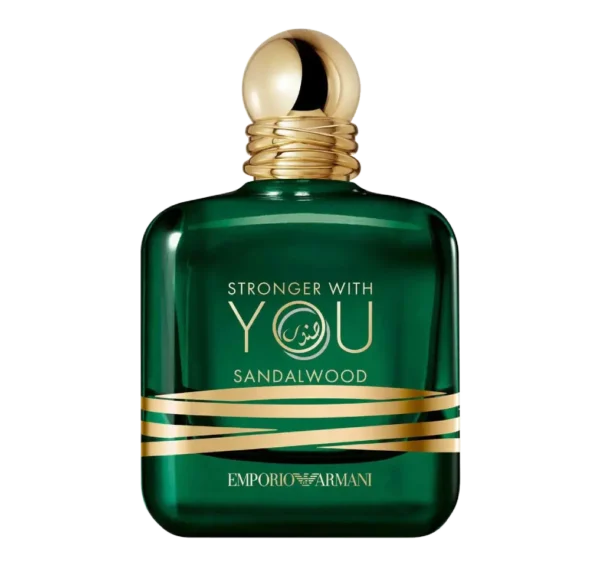 Zielony flakon perfum Emporio Armani Stronger with You Sandalwood, z dwiema złotymi, falistymi opaskami i złotym, okrągłym korkiem, na czarnym tle.