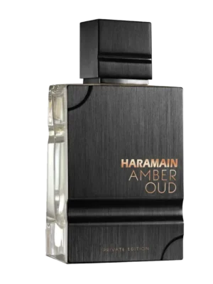 Elegancki flakon perfum Al Haramain Amber Oud Private Edition na czarnym tle. Butelka ma nowoczesny design z czarną, szczotkowaną fakturą, bokami z przezroczystego szkła i napisami w kolorze różowego złota.