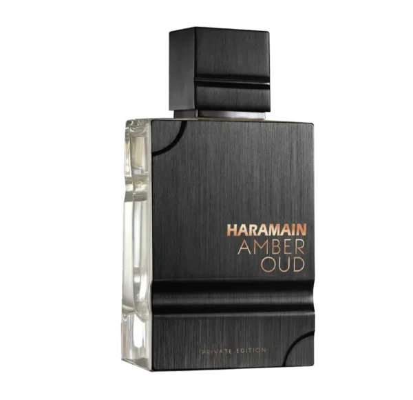 Elegancki flakon perfum Al Haramain Amber Oud Private Edition na czarnym tle. Butelka ma nowoczesny design z czarną, szczotkowaną fakturą, bokami z przezroczystego szkła i napisami w kolorze różowego złota.