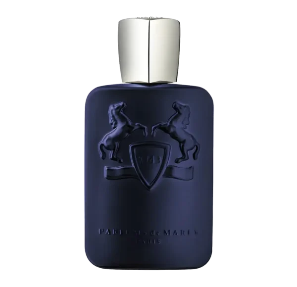 Elegancki, matowy flakon perfum Parfums de Marly Layton w kolorze głębokiego granatu, na przezroczystym tle. Widoczne jest charakterystyczne, tłoczone logo z dwoma końmi i tarczą oraz lśniąca, srebrna zakrętka. Idealne zdjęcie produktowe do sklepu internetowego.