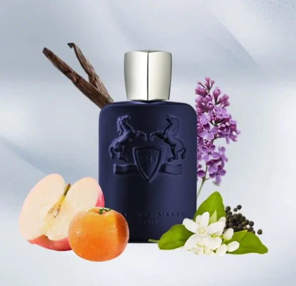 Wizualizacja kompozycji zapachowej perfum Parfums de Marly Layton. Granatowy flakon znajduje się w centrum, otoczony przez składniki nut zapachowych: laskę wanilii, lawendę, świeże jabłko, mandarynkę, białe kwiaty i ziarna czarnego pieprzu.