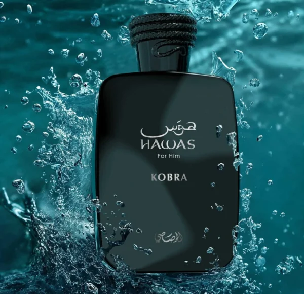 Czarny flakon perfum Rasasi Hawas Kobra, stojący na ciemnej skale, otoczony przez wzburzoną, błękitną wodę oceanu.